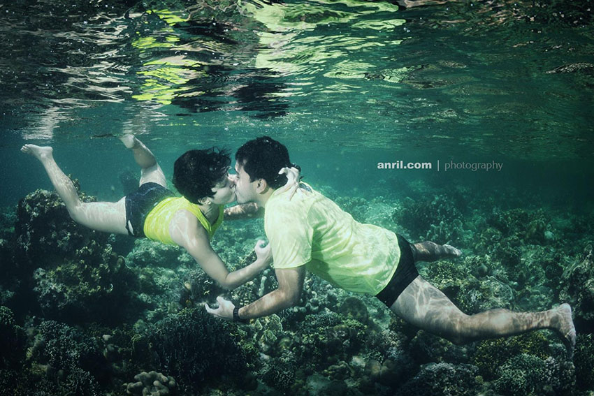 Underwater Wedding Photography Kissing underwater
