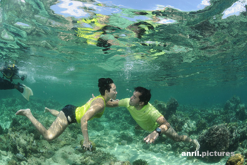 Do some pose in real sea for under water pre wedding photography